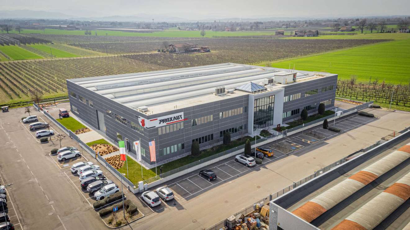 “Proxaut, la “sartoria dell’AGV”, dove si progettano e si realizzano modelli personalizzati, speciali, cuciti sulle esigenze del cliente” “Proxaut, la “sartoria dell’AGV”, dove si progettano e si realizzano modelli personalizzati, speciali, cuciti sulle esigenze del cliente”